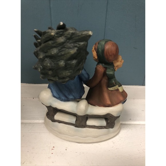 1981 Avon Keeping The Christmas Tradition Memories Series Porcelain Figurine * - Picture 5 of 6